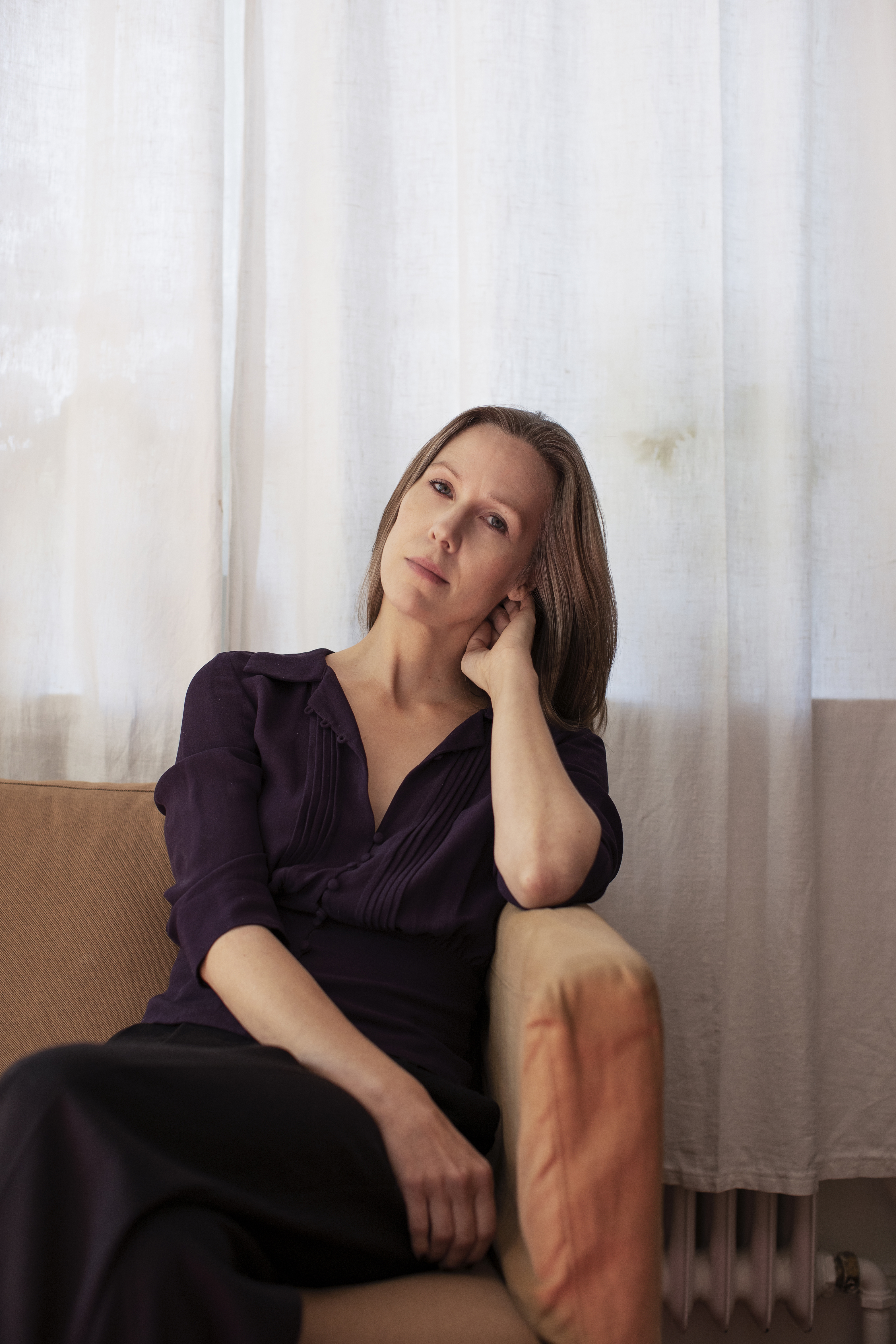 A person sitting on a couch
Automatiskt genererad beskrivning